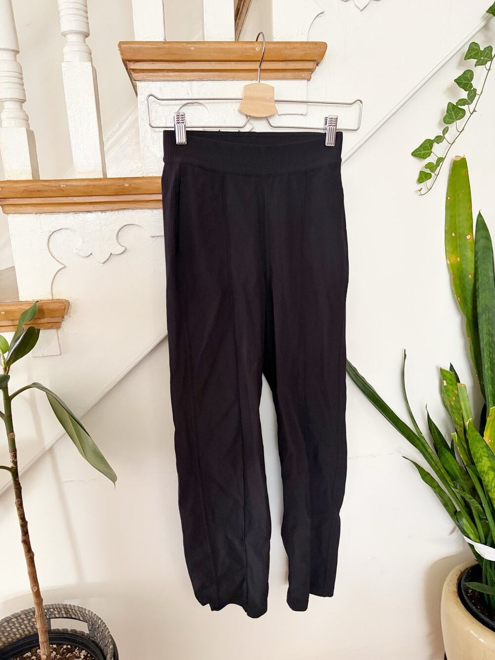 Lululemon Women's Black Ribbed High-Rise Cropped Leggings Size 4